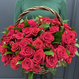 Композиция из 51 красной розы в корзине