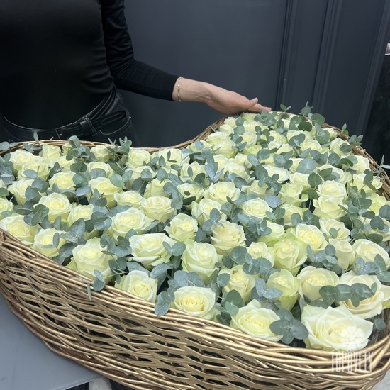 Композиция из 101 белой розы с эвкалиптом в форме сердца
