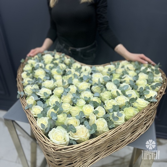 Композиция из 101 белой розы с эвкалиптом в форме сердца