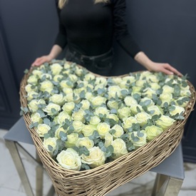 Композиция из 101 белой розы с эвкалиптом в форме сердца