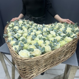 Композиция из 101 белой розы с эвкалиптом в форме сердца