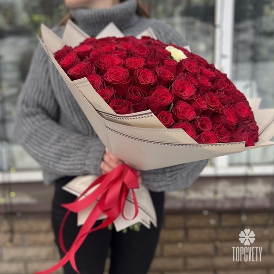 Букет из 101 белой и красной розы Кения 40см
