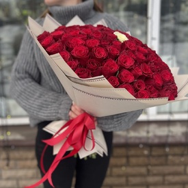 Букет из 101 белой и красной розы Кения 40см