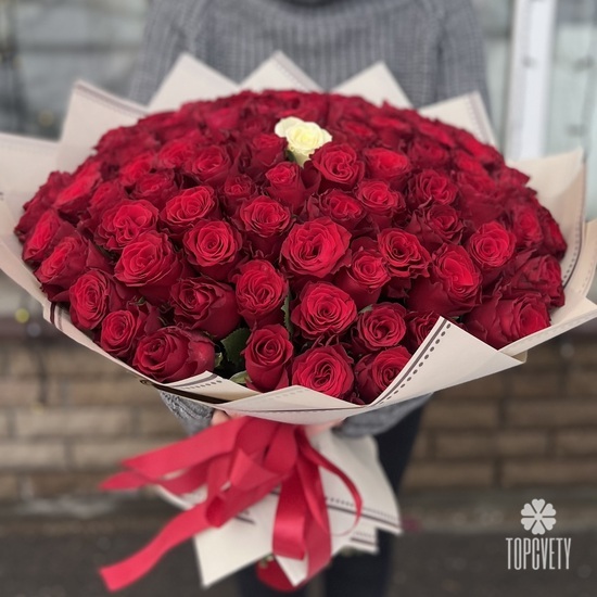 Букет из 101 белой и красной розы Кения 40см