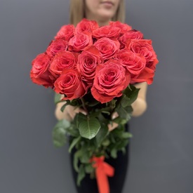 Букет из 15 красных роз  Альтамира 70см