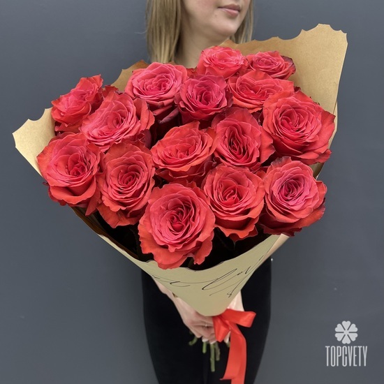Букет из 15 красных роз Альтамира 70см