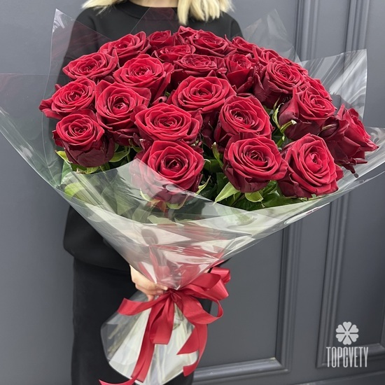 Букет из 25 красных роз Ред Наоми 70см